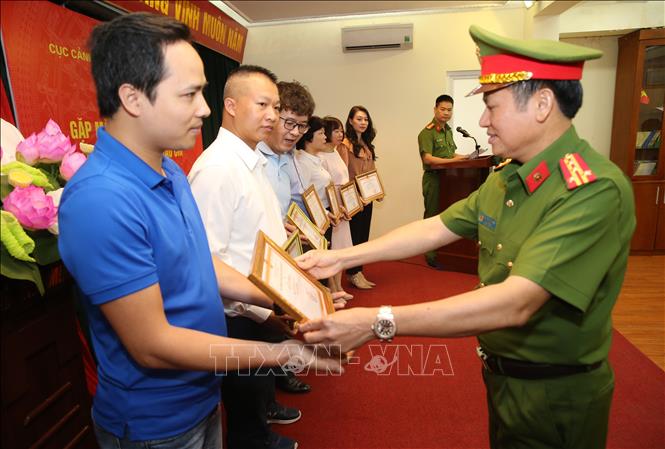 Trong ảnh: Đại tá Nguyễn Văn Viện, Cục trưởng Cục Cảnh sát điều tra tội phạm về ma túy tặng Giấy khen cho các phóng viên, biên tập viên các cơ quan báo chí có thành tích trong tuyên truyền phòng, chống ma túy. Ảnh: Doãn Tấn - TTXVN