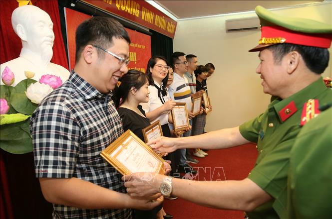 Trong ảnh: Đại tá Nguyễn Văn Viện, Cục trưởng Cục Cảnh sát điều tra tội phạm về ma túy tặng Giấy khen cho các phóng viên, biên tập viên các cơ quan báo chí có thành tích trong tuyên truyền phòng, chống ma túy. Ảnh: Doãn Tấn - TTXVN