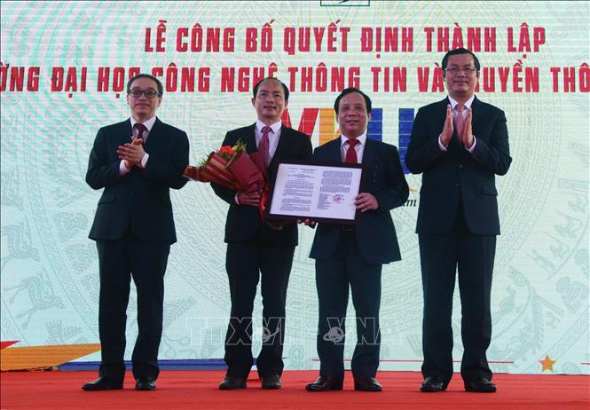 Trong ảnh: Trao quyết định thành lập trường Đại học Công nghệ thông tin và Truyền thông Việt - Hàn. Ảnh: Văn Dũng - TTXVN