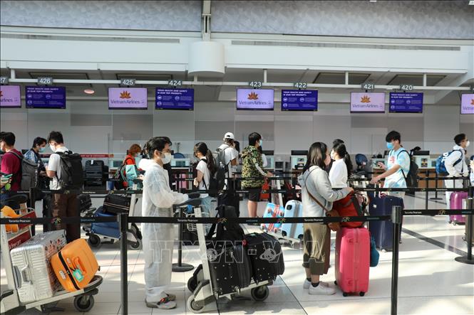Photo: Vietnamese citizens are waiting for check-in at the Toronto International Airport, Canada. VNA Photo: Vũ Quang Thịnh