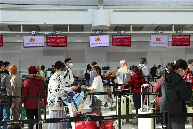 Photo: Vietnamese citizens are waiting for check-in at the Toronto International Airport, Canada. VNA Photo: Vũ Quang Thịnh