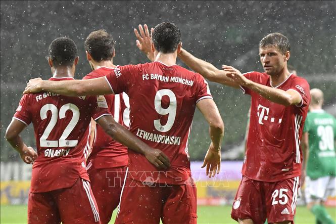 Trong ảnh: Pha ăn mừng bàn thắng của tiền đạo Bayern Munich Robert Lewandowski (giữa) cùng đồng đội trong trận đấu gặp Werder Bremen tại giải Bundesliga ở Munich, Đức ngày 16/6/2020. Ảnh: AFP/TTXVN