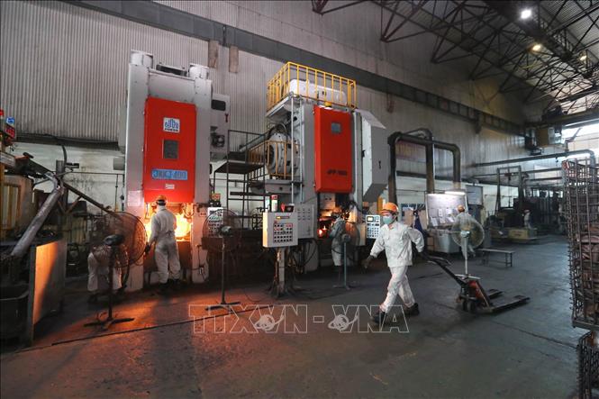 Trong ảnh: Sản xuất các sản phẩm cơ khí tại Xưởng Rèn 1, Công ty TNHH Một thành viên Diesel Sông Công. Ảnh: Anh Tuấn – TTXVN