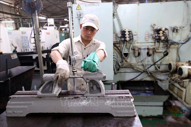 Trong ảnh: Công đoạn kiểm tra các thông số kỹ thuật trục khuỷu do Công ty TNHH Một thành viên Diesel Sông Công sản xuất. Ảnh: Anh Tuấn – TTXVN