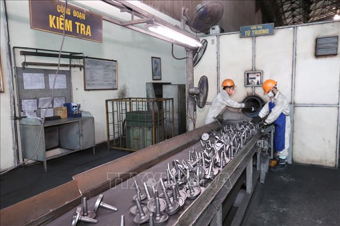 Trong ảnh: Công đoạn kiểm tra các thông số kỹ thuật trục khuỷu do Công ty TNHH Một thành viên Diesel Sông Công sản xuất. Ảnh: Anh Tuấn – TTXVN