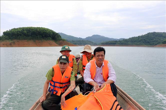 Trong ảnh: Cán bộ kiểm lâm tuần tra bảo vệ rừng trên lòng hồ thủy điện Bình Điền. Ảnh: Đỗ Trưởng-TTXVN