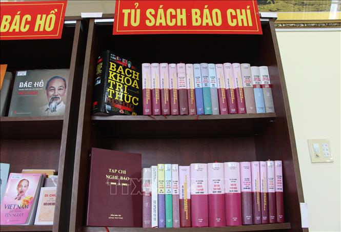 Trong ảnh: Nhiều đầu sách hay về Bác, về báo chí được trưng bày tại tủ sách. Ảnh: Hồng Thái - TTXVN