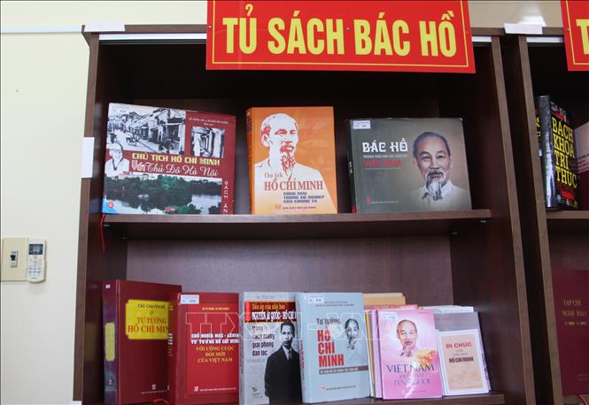 Trong ảnh: Nhiều đầu sách hay về Bác, về báo chí được trưng bày tại tủ sách. Ảnh: Hồng Thái - TTXVN
