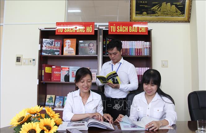 Trong ảnh: Công trình tủ sách ra mắt góp phần phục vụ phát huy văn hóa đọc trong đội ngũ người làm báo tỉnh Hậu Giang. Ảnh: Hồng Thái - TTXVN