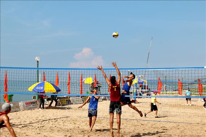 Trong ảnh: Trận đấu bóng chuyền bãi biển nội dung nam giữa đội thành phố Hồ Chí Minh (áo xanh) và đội Bình Thuận. Ảnh: Nguyễn Thanh - TTXVN