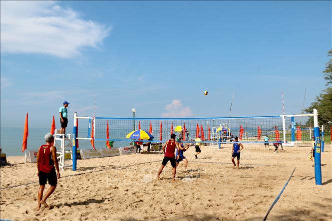 Trong ảnh: Trận đấu bóng chuyền bãi biển nội dung nam giữa đội thành phố Hồ Chí Minh (áo xanh) và đội Bình Thuận. Ảnh: Nguyễn Thanh - TTXVN