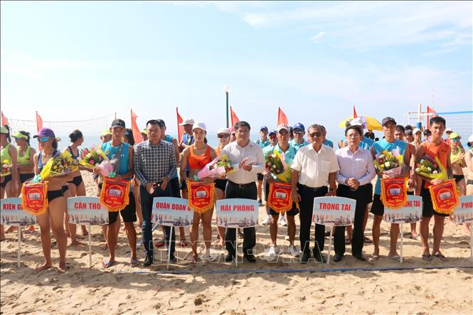 Trong ảnh: Ban tổ chức tăng hoa và cờ lưu niệm cho các đội tham gia giải đấu. Ảnh: Nguyễn Thanh - TTXVN