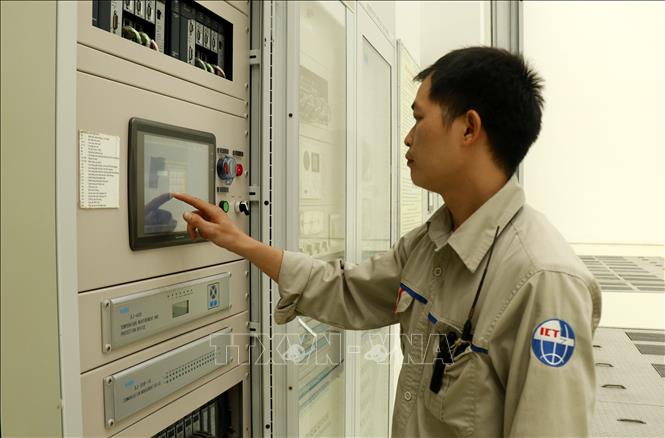 Trong ảnh: Vận hành trong phòng kỹ thuật nhà máy thủy điện Vĩnh Hà. Ảnh: Quốc Khánh - TTXVN