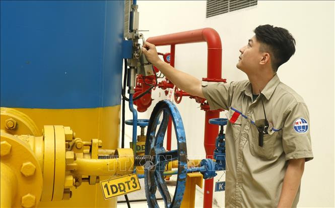 Trong ảnh: Vận hành trong phòng kỹ thuật nhà máy thủy điện Vĩnh Hà. Ảnh: Quốc Khánh - TTXVN