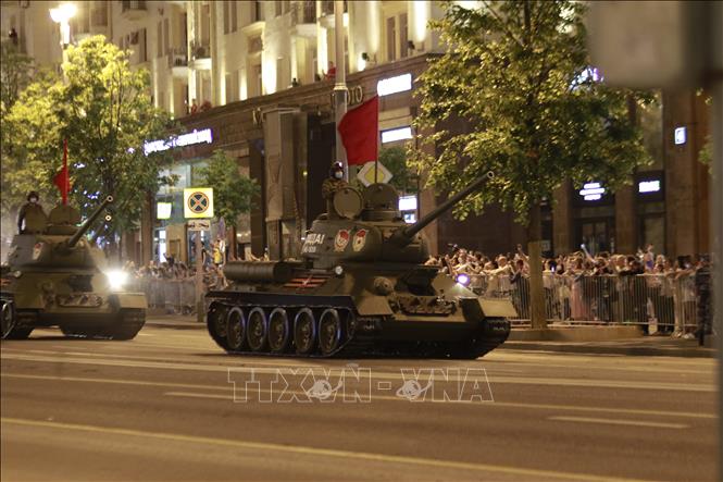 Trong ảnh: Xe tăng T-34 và pháo tự hành chống tăng SU-85 là những lực lượng lập nhiều chiến công vang dội trong chiến tranh Vệ quốc vĩ đại 1941-1945, các lực lượng này dẫn đầu đoàn diễu binh các lực lượng tăng thiết giáp của quân đội Nga. Ảnh: Trần Hiếu - Pv TTXVN tại LB Nga