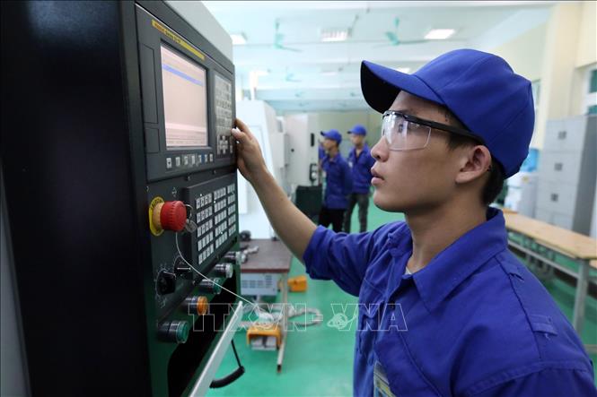 Trong ảnh: Đào tạo học sinh sinh viên phay CNC, tiện CNC tại Trung tâm đào tạo công nghệ cao của trường Cao đẳng Công nghiệp Việt Đức. Ảnh: Anh Tuấn – TTXVN