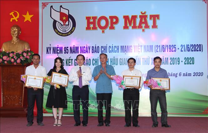 Trong ảnh: Lãnh đạo tỉnh Hậu Giang tặng Bằng khen cho các tác giả, nhóm tác giả đoạt giải Nhất. Ảnh: Hồng Thái - TTXVN