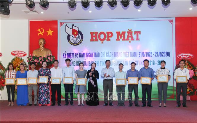 Trong ảnh: Trao Giấy khen của Hội Nhà báo tỉnh Hậu Giang cho các tác giả, nhóm tác giả đoạt giải. Ảnh: Hồng Thái - TTXVN