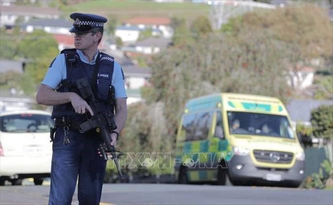 Trong ảnh: Cảnh sát phong tỏa hiện trường vụ xả súng ở thành phố Auckland, New Zealand ngày 19/6/2020. Ảnh: NZ Herald/TTXVN