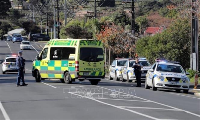 Trong ảnh: Cảnh sát và xe cứu thương được triển khai tại hiện trường vụ xả súng ở thành phố Auckland, New Zealand ngày 19/6/2020. Ảnh: AP/TTXVN