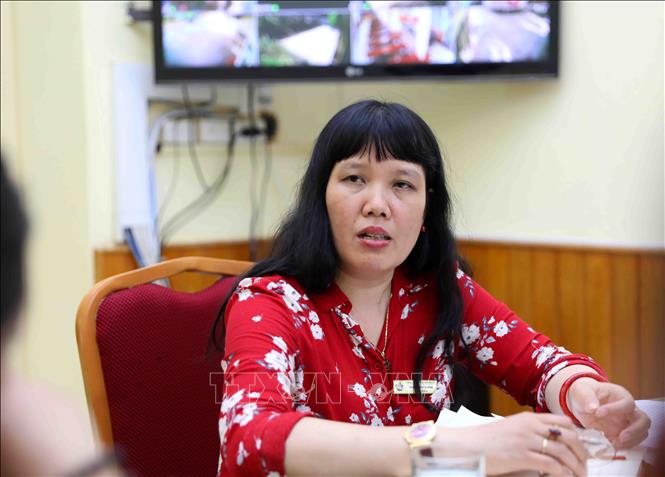 Trong ảnh: Bà Nguyễn Bội Quỳnh, Hiệu trưởng trường THPT Việt Đức cho biết việc tổ chức đào tạo để nâng chuẩn quốc tế cho giáo viên Tiếng Anh mang lại cơ hội bổ sung kiến thức cho các giáo viên, để giáo viên phải luôn trau dồi, vận động trong thời điểm học sinh có nhiều cơ hội học tiếng Anh ở bên ngoài nhà trường để nâng cao trình độ; nếu các thầy, cô giáo không được đào tạo nâng chuẩn thì sẽ khó đáp ứng được yêu cầu dạy học ở các nhà trường, nhu cầu của học sinh cũng như mong muốn của phụ huynh. Ảnh: Thanh Tùng-TTXVN 