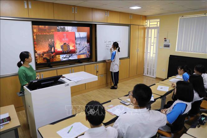 Trong ảnh: Nâng chuẩn quốc tế cho giáo viên tiếng Anh là chủ trương thiết thực và cần thiết, bởi giáo viên được đào tạo theo chuẩn IELTS sẽ nâng cao kỹ năng nghe, nói, đặc biệt là cách phát âm chuẩn, từ đó sẽ dạy học sinh chuẩn hơn. Ảnh: Thanh Tùng-TTXVN