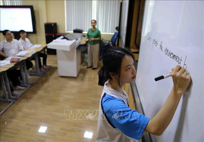 Trong ảnh: Nâng chuẩn quốc tế cho giáo viên tiếng Anh là chủ trương thiết thực và cần thiết, bởi giáo viên được đào tạo theo chuẩn IELTS sẽ nâng cao kỹ năng nghe, nói, đặc biệt là cách phát âm chuẩn, từ đó sẽ dạy học sinh chuẩn hơn. Ảnh: Thanh Tùng-TTXVN