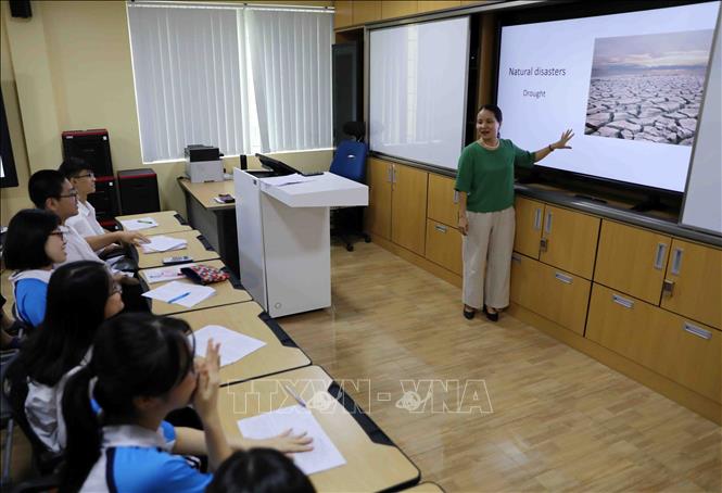 Trong ảnh: Việc rà soát để tạo cơ hội cho giáo viên được đào tạo theo chuẩn quốc tế là thực sự cần thiết, giáo viên tham gia đào tạo còn được hỗ trợ toàn bộ kinh phí trong quá trình tham gia đào tạo, được giảm thời gian giảng dạy tại trường là điều không phải địa phương nào cũng làm được. Ảnh: Thanh Tùng-TTXVN