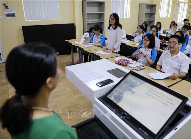 Trong ảnh: Khi đội ngũ giáo viên có trình độ năng lực chuẩn quốc tế, được trau dồi thường xuyên thì chắc chắn trình độ của học sinh cũng được nâng lên, nhất là khả năng nghe – nói, giao tiếp với người nước ngoài. Ảnh: Thanh Tùng-TTXVN 
