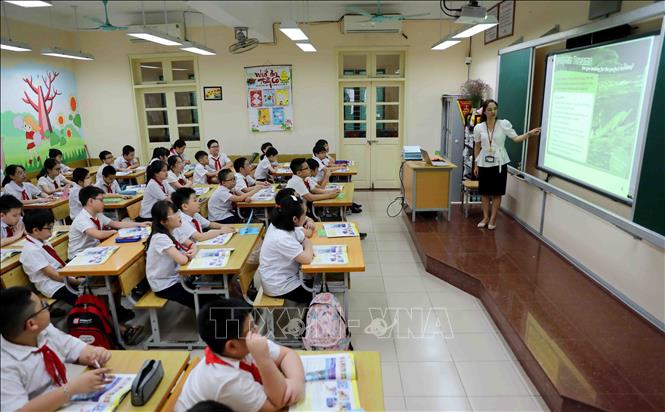 Trong ảnh: Việc rà soát để tạo cơ hội cho giáo viên được đào tạo theo chuẩn quốc tế là thực sự cần thiết, giáo viên tham gia đào tạo còn được hỗ trợ toàn bộ kinh phí trong quá trình tham gia đào tạo, được giảm thời gian giảng dạy tại trường là điều không phải địa phương nào cũng làm được. Ảnh: Thanh Tùng-TTXVN