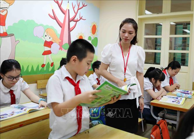Trong ảnh: Việc rà soát để tạo cơ hội cho giáo viên được đào tạo theo chuẩn quốc tế là thực sự cần thiết, giáo viên tham gia đào tạo còn được hỗ trợ toàn bộ kinh phí trong quá trình tham gia đào tạo, được giảm thời gian giảng dạy tại trường là điều không phải địa phương nào cũng làm được. Ảnh: Thanh Tùng-TTXVN