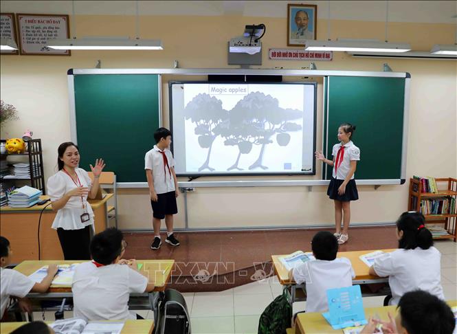 Trong ảnh: Để thực hiện mục tiêu tiến tới năm 2025, toàn ngành giáo dục và đào tạo Hà Nội có trên 50% giáo viên các cấp học có trình độ nghe nói tiếng Anh từ 6.5 IELTS trở lên, ngay sau khi có kết quả kiểm tra, rà soát, Sở Giáo dục và Đào tạo Hà Nội sẽ tổ chức phân loại, xếp lớp cho từng nhóm giáo viên có trình độ tương đương để tổ chức đào tạo nâng chuẩn tiếng Anh theo chuẩn quốc tế. Ảnh: Thanh Tùng-TTXVN 