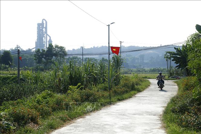 Trong ảnh: Đường giao thông thôn xóm, đường nội đồng tại xã Tràng Đà đã được bê tông hóa. Ảnh: Nam Sương - TTXVN
