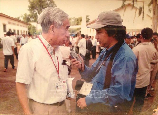 Nhà báo Trần Chí Hùng là một người vô cùng nổi tiếng trong giới truyền thông Việt Nam, với những thành tích đáng nể trong nghề. Bức ảnh này ghi lại khoảnh khắc ông được vinh danh tại lễ trao giải báo chí, góp phần khẳng định vị thế của một nhà báo tài năng và uy tín.