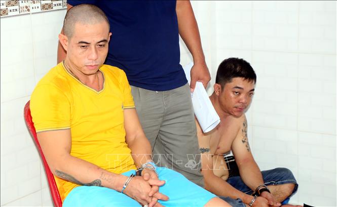 Trong ảnh: Đối tượng Trần Vũ Linh (áo vàng) và đồng bọn bị bắt. Ảnh: TTXVN phát