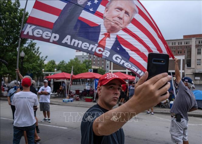 Trong ảnh: Ảnh Tổng thống Mỹ Donald Trump trên một đường phố ở Tulsa, bang Oklahoma, Mỹ, ngày 19/6/2020. Ảnh: AFP/TTXVN
