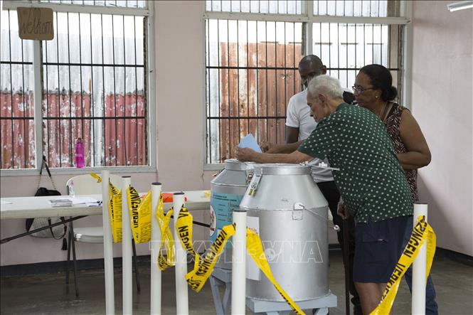 Trong ảnh: Cử tri bỏ phiếu trong cuộc tổng tuyển cử ở  Paramaribo,  Suriname, ngày 25/5/2020. Ảnh: AFP/TTXVN