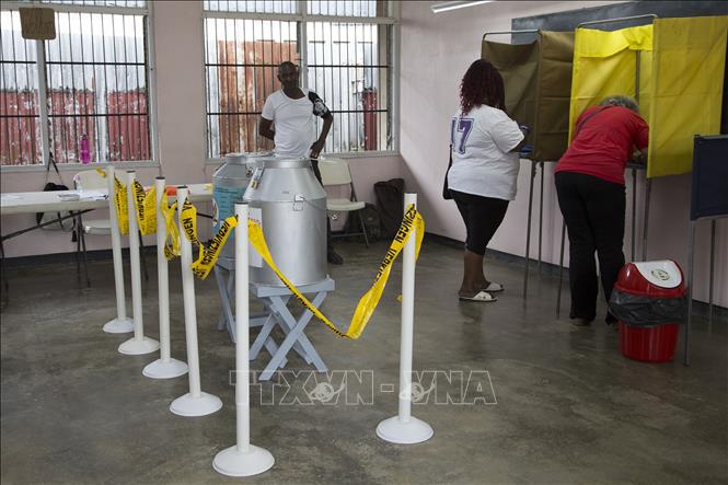 Trong ảnh: Cử tri bỏ phiếu trong cuộc tổng tuyển cử ở  Paramaribo,  Suriname, ngày 25/5/2020. Ảnh: AFP/TTXVN