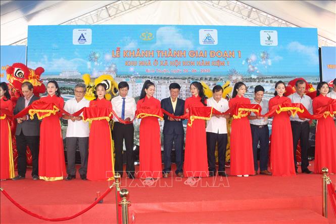 Trong ảnh: Các đại biểu cắt băng khánh thành giai đoạn 1 dự án Khu nhà ở xã hội Khu công nghiệp Hàm Kiệm 1. Ảnh: Hồng Hiếu - TTXVN