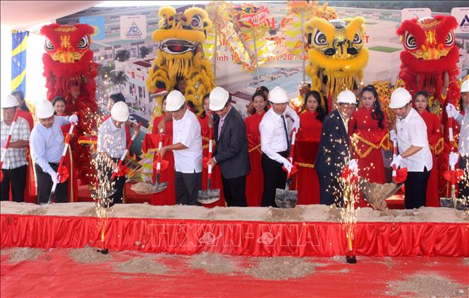 Trong ảnh: Các đại biểu thực hiện nghi thức động thổ, khởi công xây dựng Trung tâm thương mại Nam Phan Thiết. Ảnh: Hồng Hiếu - TTXVN 