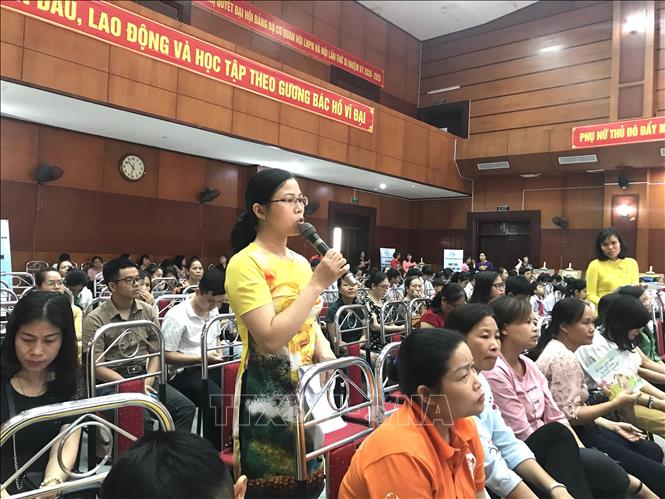 Trong ảnh: Gần 200 phụ nữ và trẻ em, đại diện các tầng lớp trên địa bàn thành phố tham dự diễn đàn. Ảnh: Kim Thu - TTXVN