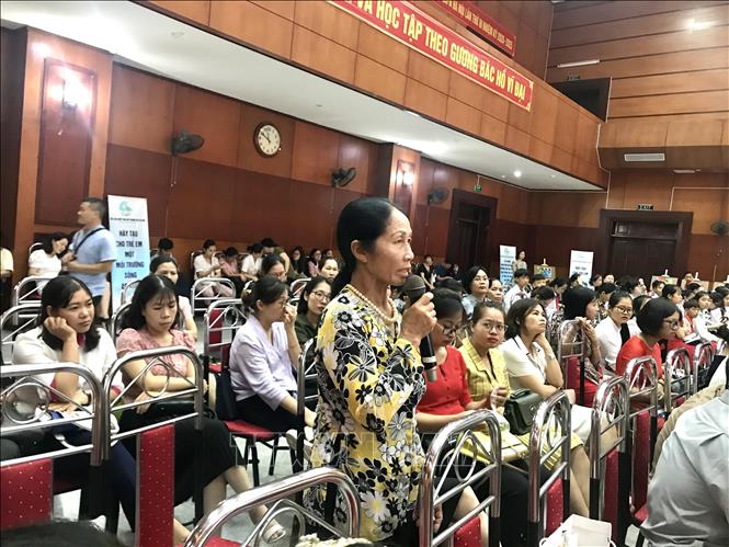 Trong ảnh: Gần 200 phụ nữ và trẻ em, đại diện các tầng lớp trên địa bàn thành phố tham dự diễn đàn. Ảnh: Kim Thu - TTXVN