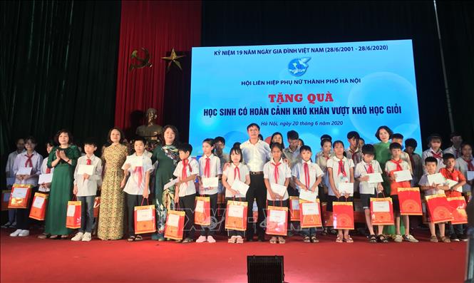 Trong ảnh: Trao quà tặng cho học sinh có hoàn cảnh khó khăn, vươn lên trong học tập. Ảnh: Kim Thu - TTXVN