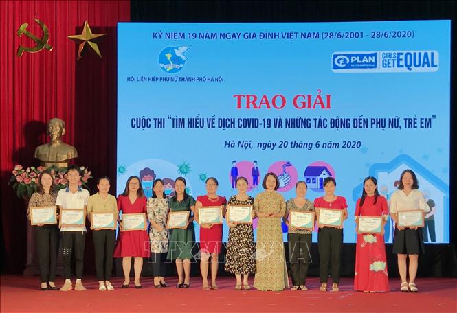 Trong ảnh: Trao giải thưởng cho hội viên Hội phụ nữ các cấp có thành tích cao trong các cuộc thi do Hội Liên hiệp Phụ nữ Việt Nam phát động. Ảnh: Kim Thu - TTXVN