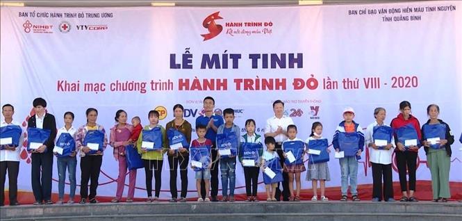 Trong ảnh: Ban Tổ chức Hành trình Đỏ năm 2020 trao tặng quà cho 20 bệnh nhân bị các bệnh liên quan về máu và tôn vinh các tình nguyện viên xuất sắc trong công tác vận động và tham gia hiến máu tình nguyện trên địa bàn tỉnh Quảng Bình. Ảnh: Võ Dung - TTXVN