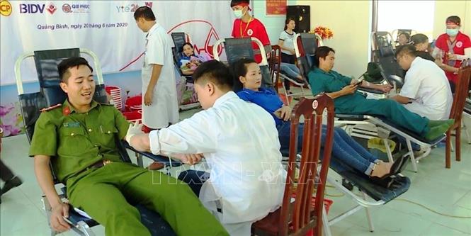 Trong ảnh: Chương trình thu hút hơn 1.000 cán bộ, giáo viên, đoàn viên thanh niên, lực lượng vũ trang và người lao động trên địa bàn huyện Lệ Thủy, tỉnh Quảng Bình tham gia đăng ký hiến máu. Ảnh: Võ Dung - TTXVN