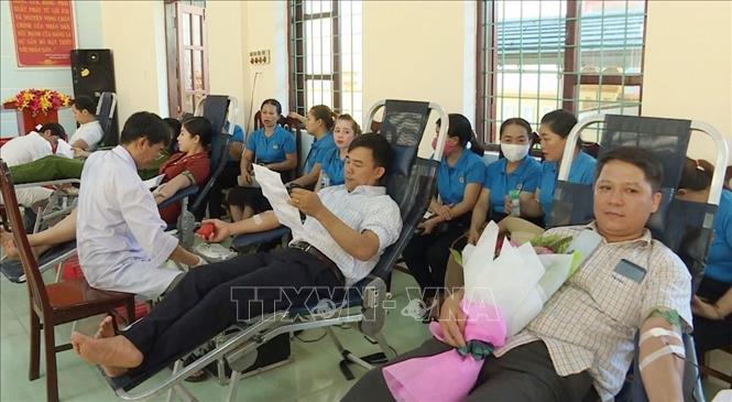 Trong ảnh: Chương trình thu hút hơn 1.000 cán bộ, giáo viên, đoàn viên thanh niên, lực lượng vũ trang và người lao động trên địa bàn huyện Lệ Thủy, tỉnh Quảng Bình tham gia đăng ký hiến máu. Ảnh: Võ Dung -TTXVN