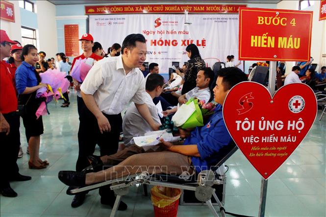 Trong ảnh: Phó Chủ tịch UBND tỉnh Quảng Bình Nguyễn Tiến Hoàng tặng hoa, thăm hỏi các tình nguyện viên hiến máu. Ảnh: Võ Dung - TTXVN