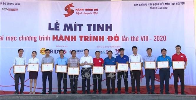 Trong ảnh: Ban Tổ chức Hành trình Đỏ năm 2020 trao tặng quà cho 20 bệnh nhân bị các bệnh liên quan về máu và tôn vinh các tình nguyện viên xuất sắc trong công tác vận động và tham gia hiến máu tình nguyện trên địa bàn tỉnh Quảng Bình. Ảnh: Võ Dung - TTXVN