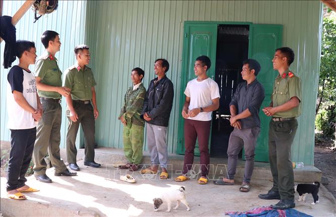 Trong ảnh: Trinh sát địa bàn huyện Mang Yang đến thăm hỏi, động viên 3 đối tượng vừa trở về sau 9 năm lẩn trốn trong rừng theo tà đạo. Ảnh: Hồng Điệp - TTXVN 